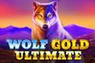 Logo del gioco "Wolf Gold Ultimate" con un lupo maestoso in primo piano, su uno sfondo suggestivo di montagne al tramonto con colori caldi e vivaci.