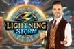 Logo del gioco "Lightning Storm" con una grande ruota della fortuna sullo sfondo e un presentatore elegante in primo piano, su un’ambientazione da casinò.