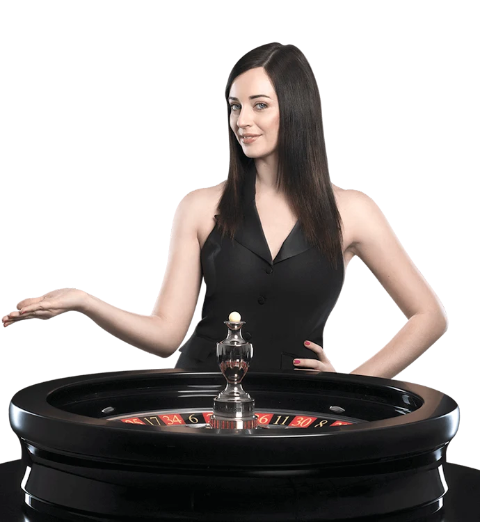 Croupier donna sorridente in abito nero accanto a una roulette da casinò, su sfondo trasparente.